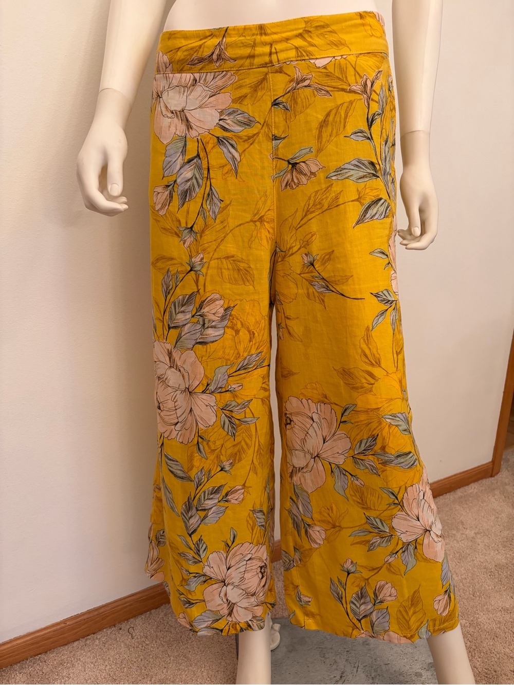 #906 Nicole Miller Adorable Yellow Floral Wide-Leg Capris. Excellent Condition.